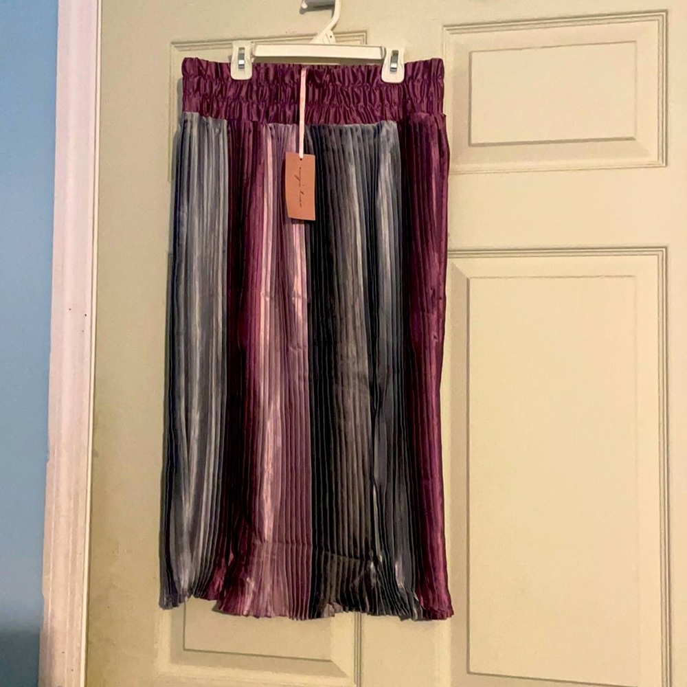 Evy’s tree everyday pleated skirt. Silky material below the knee